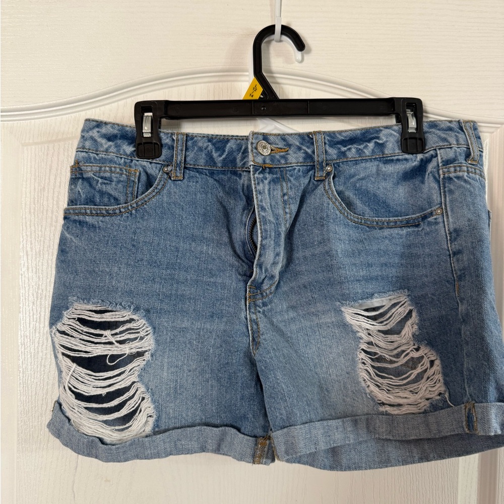 Forever 21 Women’s Distressed Roll Denim Shorts Sz 29. MH-242